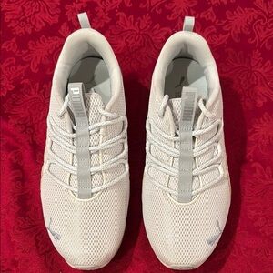 Puma Women's Soft Foam, White Sneakers, size 9, like new